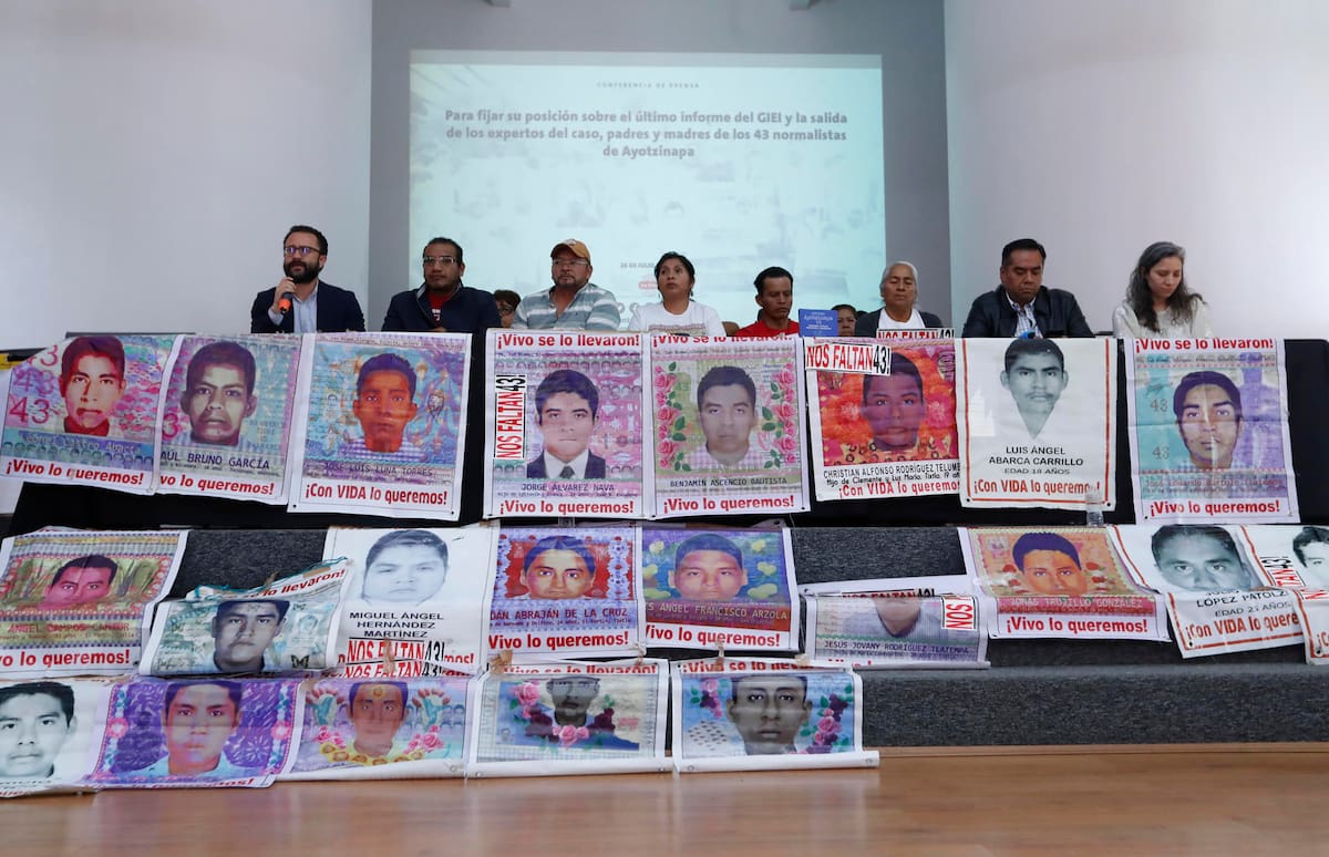 MEX1194. CIUDAD DE MÉXICO (MÉXICO), 26/07/2023.- Familiares de los 43 normalistas desaparecidos de Ayotzinapa asisten hoy, para fijar su posición del sexto y último informe del Grupo Interdisciplinario de Expertos Independientes (GIEI), durante una conferencia de prensa en Ciudad de México (México). Los padres y madres de los 43 estudiantes desaparecidos el 26 de septiembre de 2014 en el sureño estado mexicano de Guerrero exigieron este miércoles una reunión con el presidente de México, Andrés Manuel López Obrador, para que indique a las Fuerzas Armadas que entreguen los documentos que faltan y que son imprescindibles para resolver el caso. EFE/Mario Guzmán