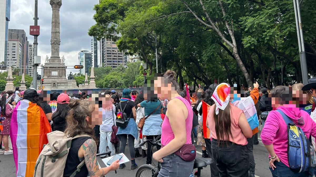Activistas LGBTI denuncian bardas en el Ángel de la Independencia que obstaculizaron el arranque de una marcha en CDMX