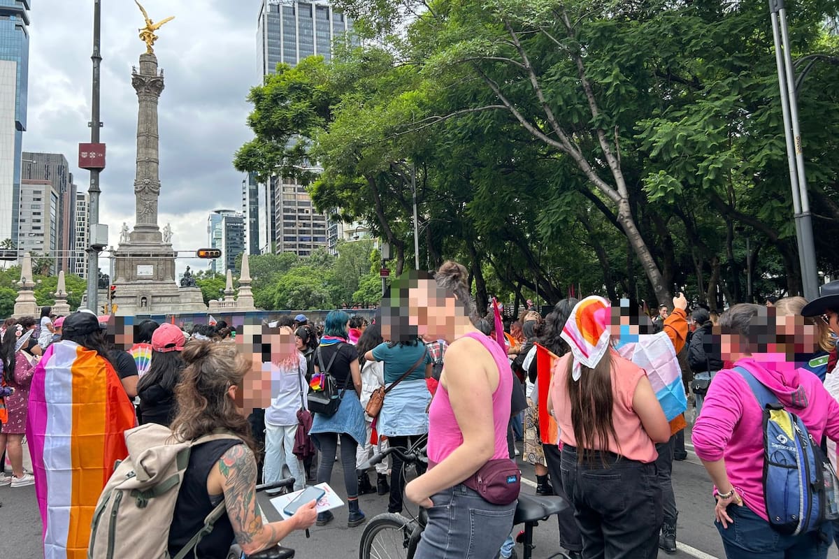 Activistas LGBTI denuncian bardas en el Ángel de la Independencia que obstaculizaron el arranque de una marcha en CDMX
