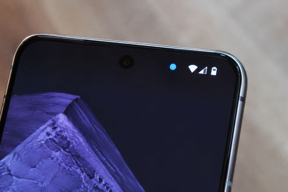 El punto azul en algunos celulares Android indica que una aplicación está usando tu ubicación y puede ayudarte a detectar accesos a datos sensibles