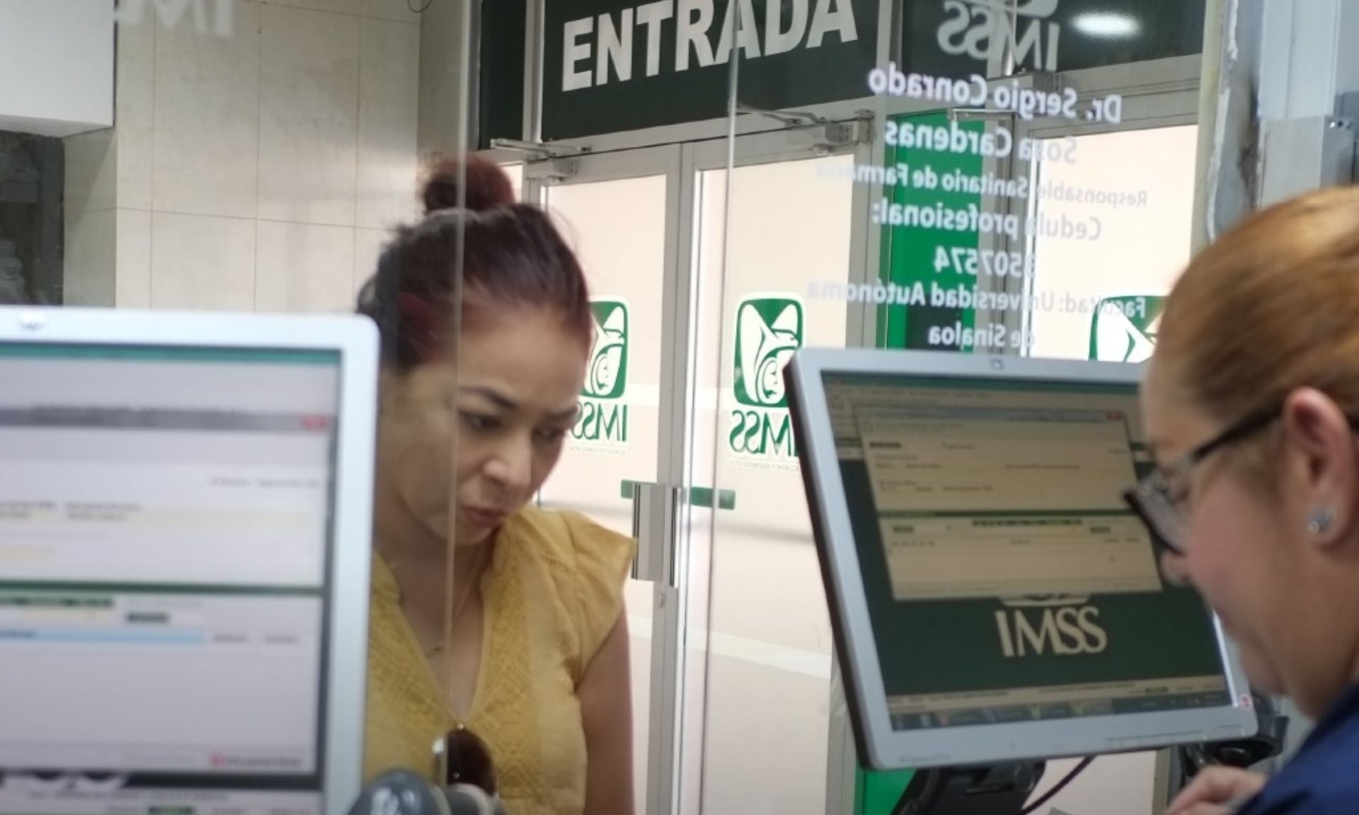 Según expertos, simular una relación laboral puede dejarte sin tu pensión, debido a que esta práctica se considera un fraude contra el Instituto | Foto: IMSS