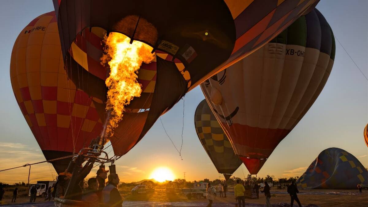 Globos aerostáticos llenan el cielo de Hermosillo en el cierre del Cuarto Festival del Globo con música y drones