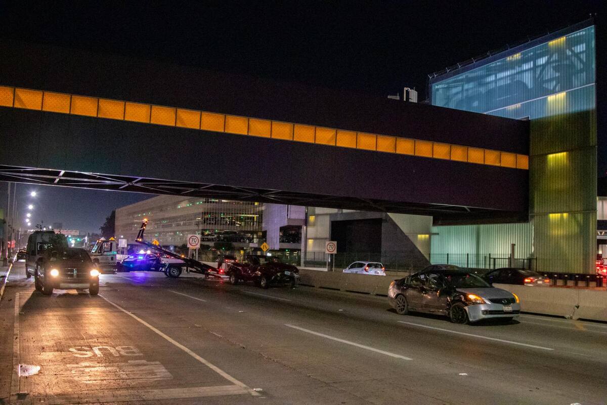 Una camioneta Ford Ranger volcó tras impactar a un Nissan Altima, sin dejar heridos graves y ocasionando tráfico lento en la carretera Aeropuerto. Foto: Border Zoom