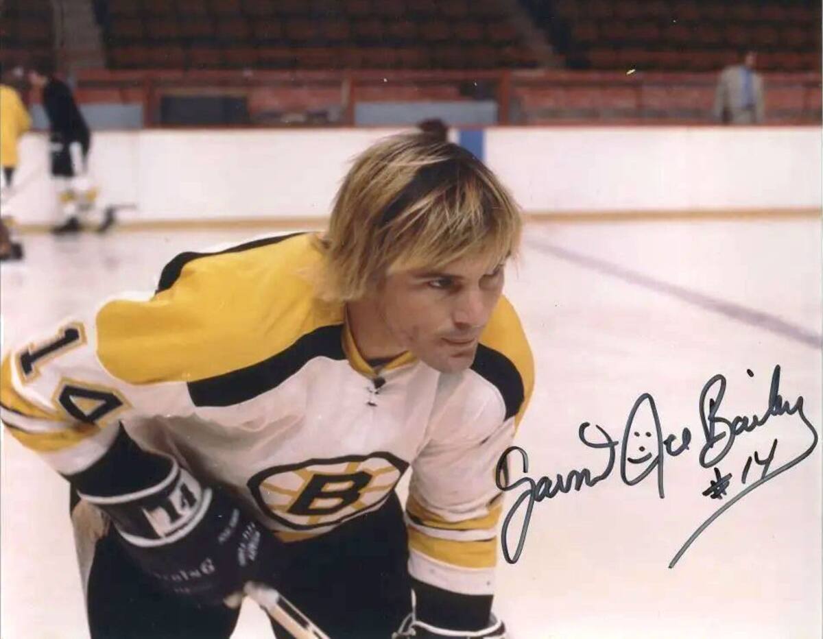 Garnet Bailey con los icónicos Boston Bruins de la NHL.