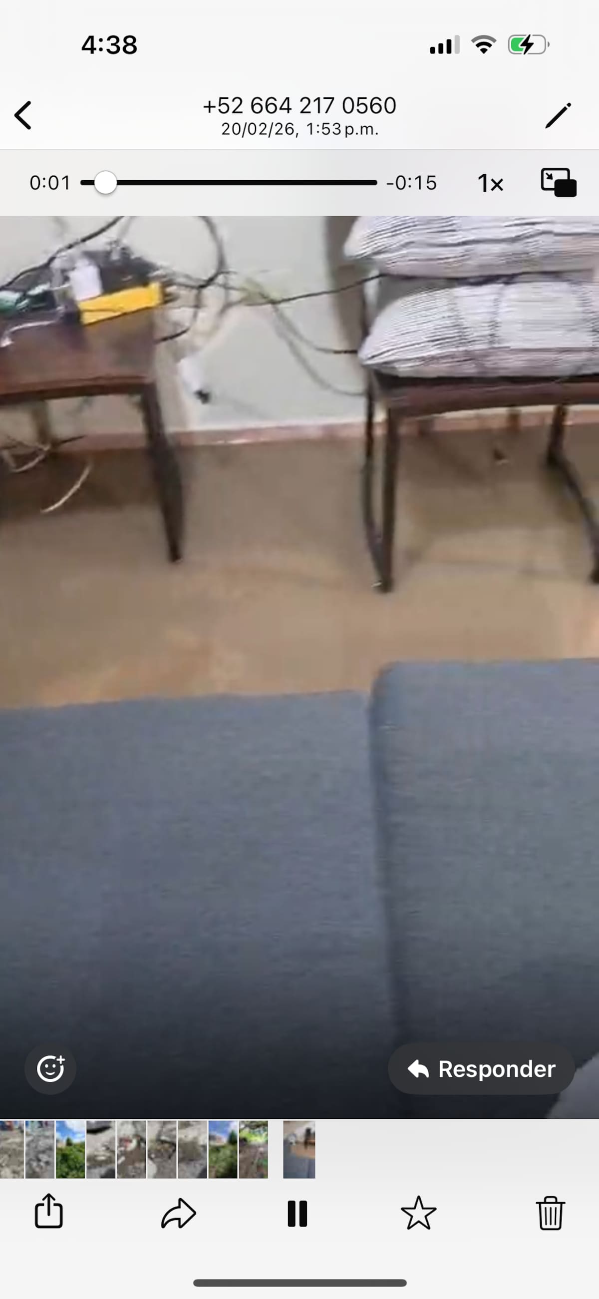 Una vecina del fraccionamiento Vista Bella, en la delegación Pórticos de San Antonio, solicitó apoyo urgente al ayuntamiento para retirar lodo que ingresó a varias viviendas tras las lluvias registradas en la ciudad. Foto: Cortesía