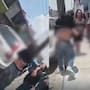 VIDEO: Hombre se robó una bocina, pero fue capturado, atado a un poste y acusado con su mamá; ella decidió pegarle de cintarazos