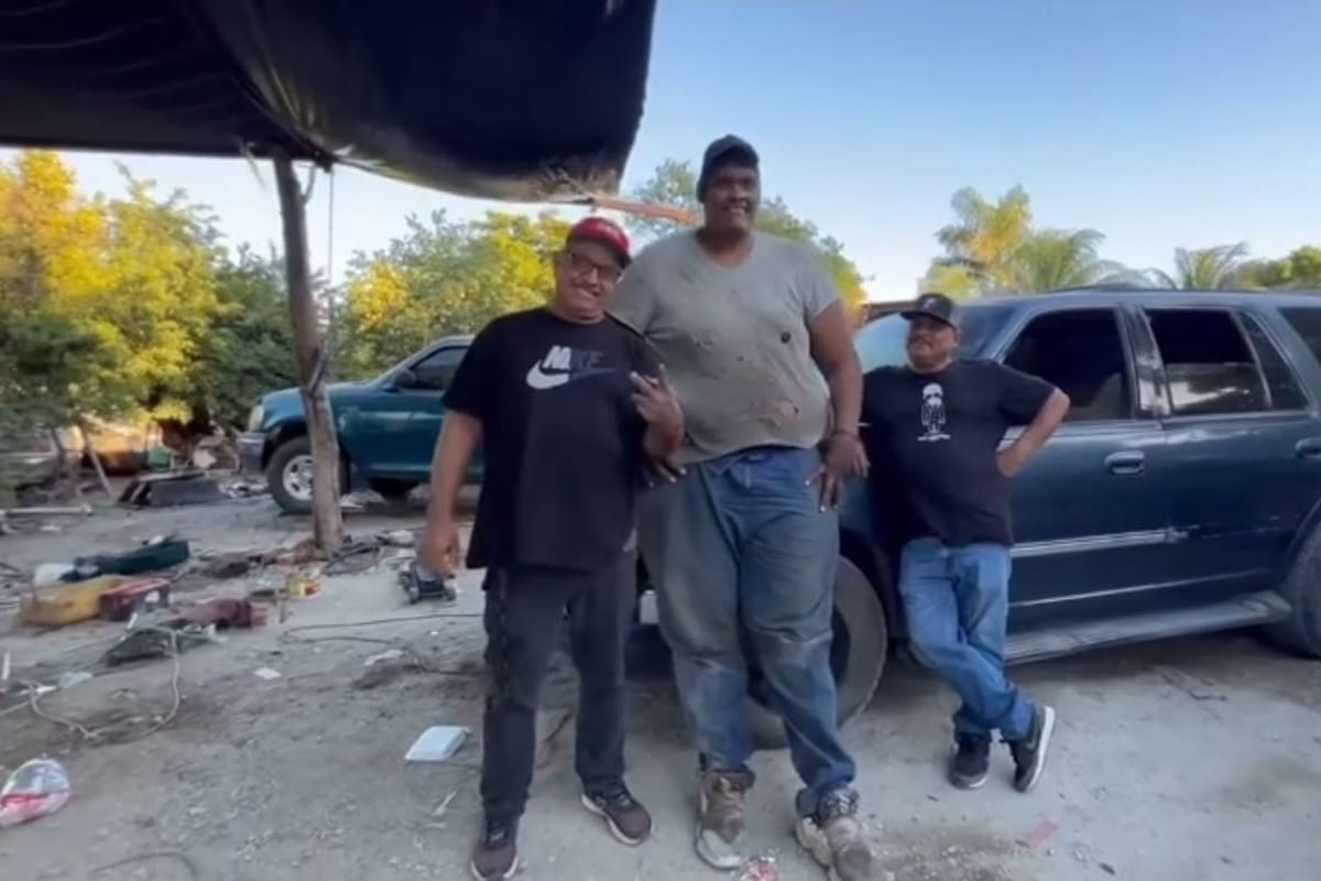 El Chikis, el joven de 2.3 metros de Sinaloa, conquista TikTok con su historia única