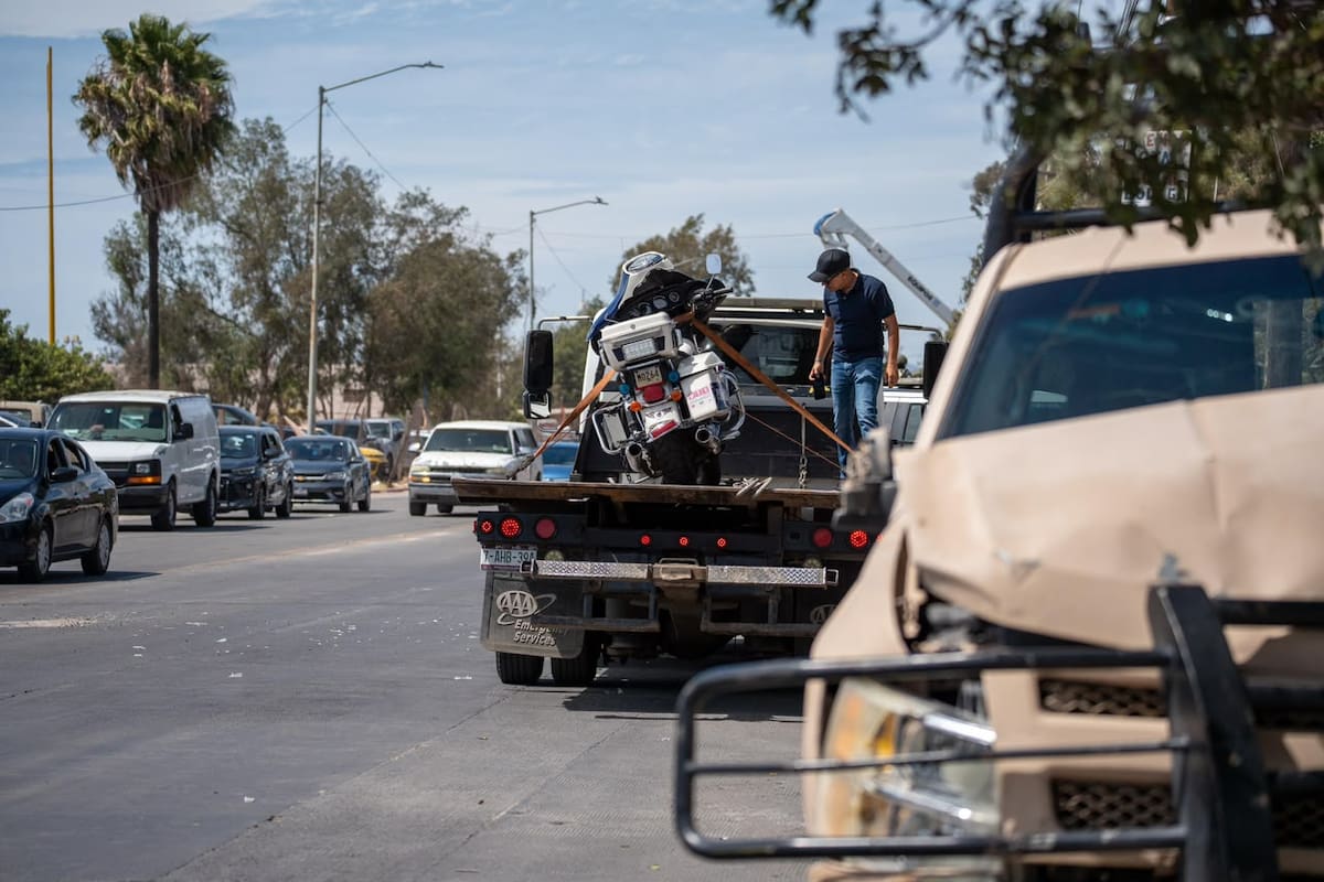 ¡Fuerte choque en Otay! Camioneta del Ejército impacta motocicleta de Tránsito y termina contra un árbol