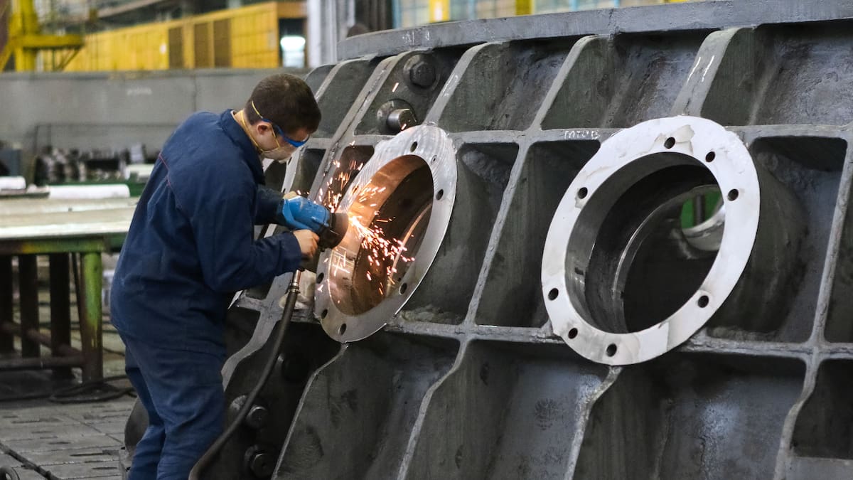 Empresas del Reino Unido están reduciendo la contratación de empleos de tiempo completo para evitar el aumento de salarios, prestaciones obligatorias y nuevas cargas legales, un cambio que impulsa el uso de freelancers y transforma el acceso al trabajo estable