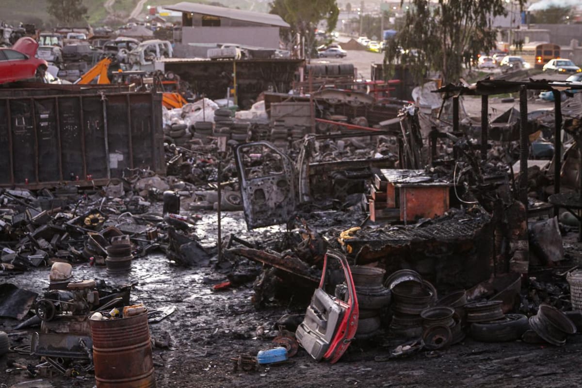 Incendian vehículo y lesionan a dos hombres tras ataque armado en yonke La Tuza