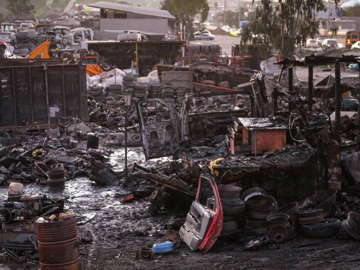 Incendian vehículo y lesionan a dos hombres tras ataque armado en yonke La Tuza