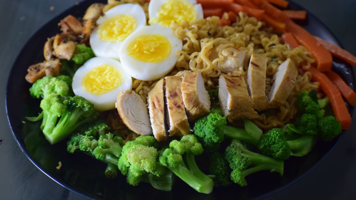 La nueva actualización de las Guías Alimentarias de Estados Unidos recomienda priorizar proteínas de origen vegetal, como porotos, lentejas y arvejas, sobre las animales, incluso las consideradas saludables/Foto: Canva