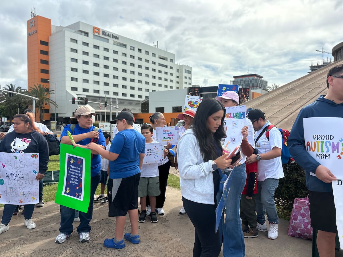 Familias en Tijuana se movilizaron este 2 de abril, Día Mundial de la Concienciación sobre el Autismo, para visibilizar los retos que enfrentan y exigir mayor inclusión en la sociedad. Foto: Lorena Salinas