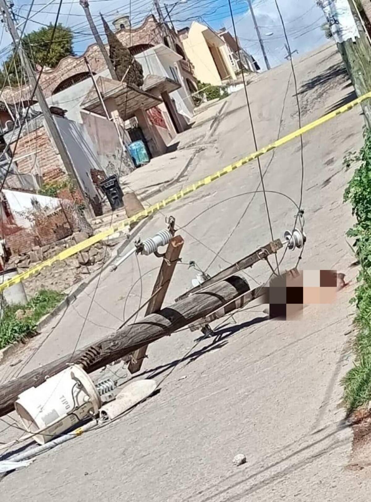 Las lluvias de la noche del jueves y madrugada del viernes dejaron sin servicio eléctrico a colonos de la delegación Primo Tapia en Rosarito.