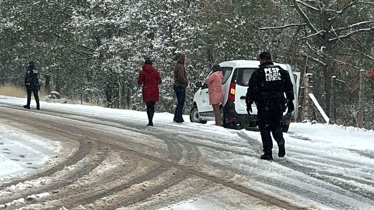 Oficiales de la Policía Estatal auxilian a automovilistas en el camino a
Yécora, donde se mantiene operativo preventivo debido a la nevada. FOTO: ESPECIAL