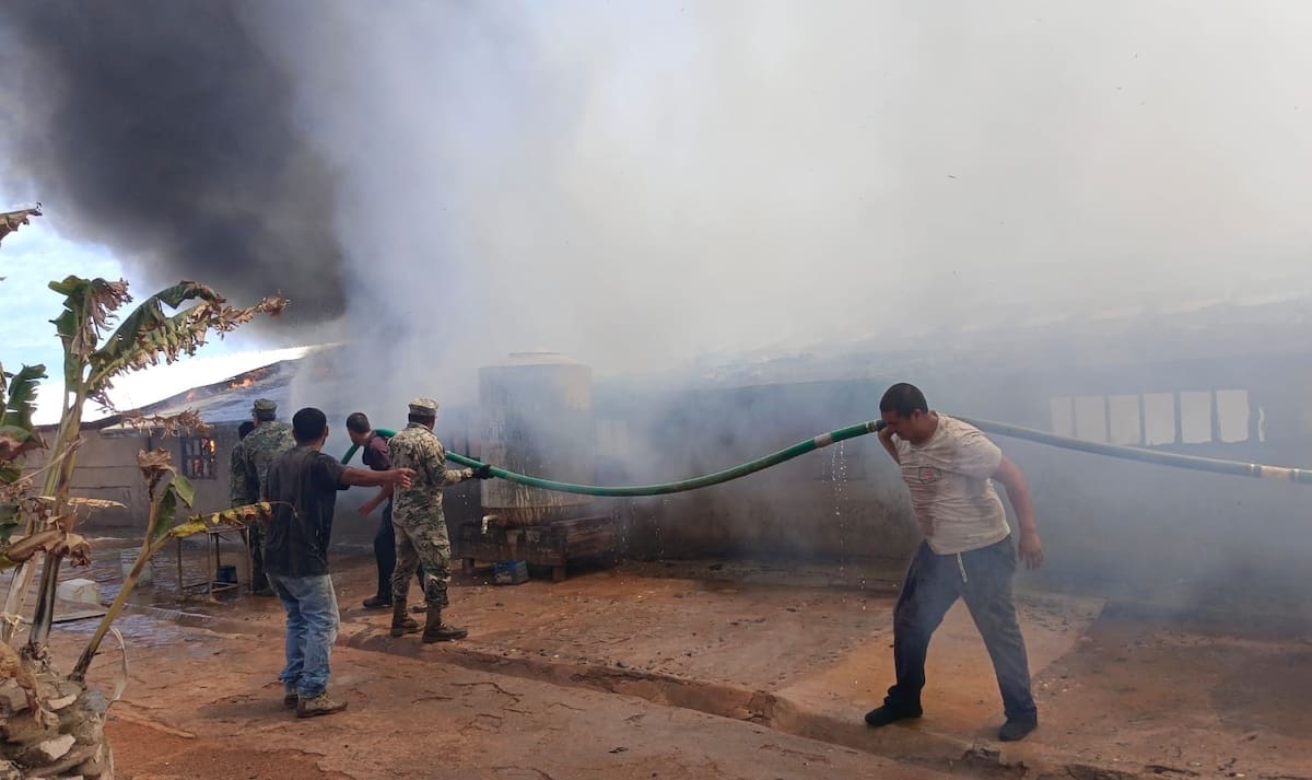 Un incendio en el centro de rehabilitación “Casa Hogar Caridad Isla de Cedros” fue sofocado por personal de la Secretaría de Marina y Bomberos Voluntarios; no se reportaron pérdidas humanas. Foto: Cortesía