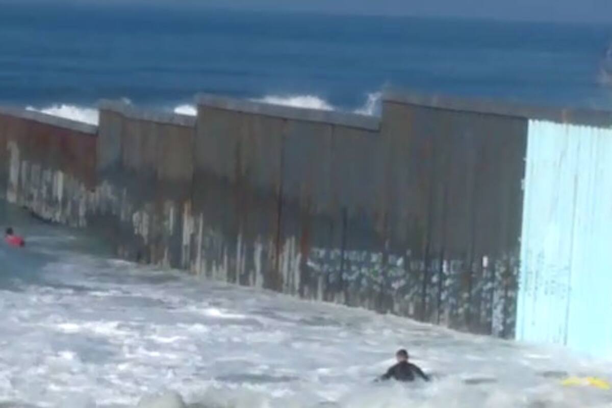 Video: Intenta adulto mayor cruzar malla fronteriza en Playas de Tijuana