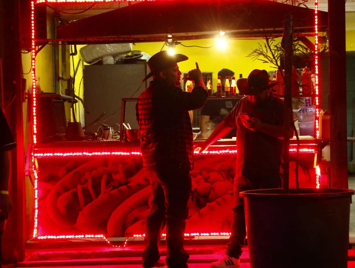 La visita de los Siete Templos, una fiesta urbana que se lleva a cabo en Mexicali el Jueves Santo, se ha convertido en una tradición para quienes se quedan en la ciudad durante la Semana Santa. (Foto: Saúl Martínez)