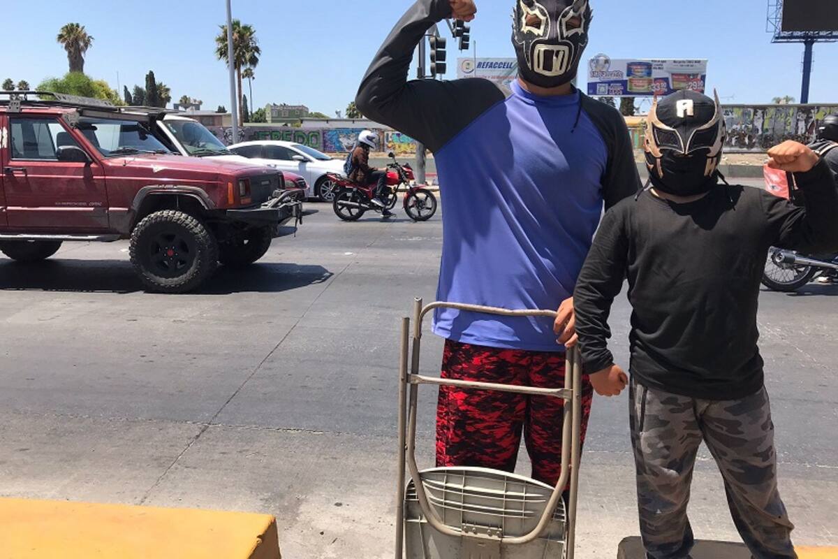 Hermanos dan show de lucha libre en las calles de Tijuana