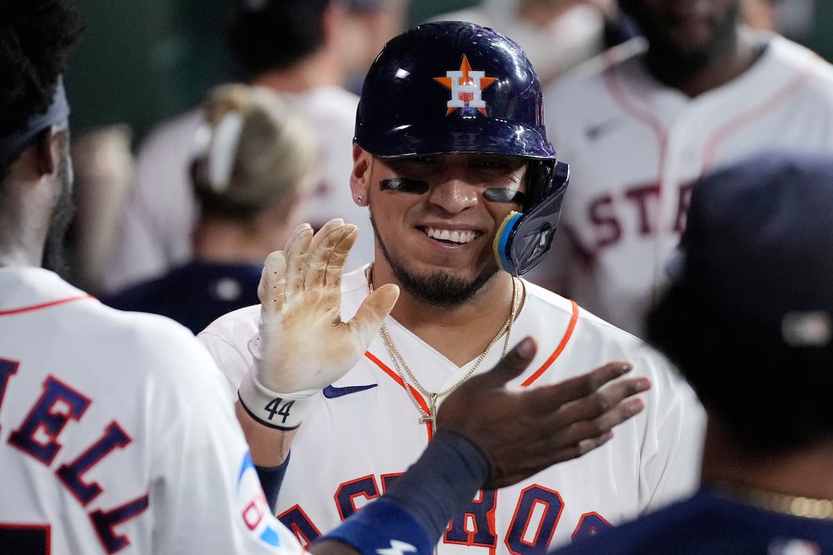 El mexicano Isaac Paredes recibe felicitaciones en la caseta luego de conectar un jonrón de tres carreras ante los Marlins de Miami, el martes 21 de julio de 2026 (AP Foto/Kevin M. Cox)