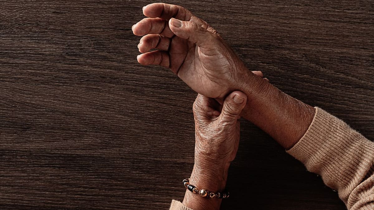 Especialista explica por qué el Parkinson se manifiesta distinto entre hombres y mujeres: ellas reportan más episodios de dolor y caídas, mientras ellos presentan más cambios de memoria y conductas impulsivas