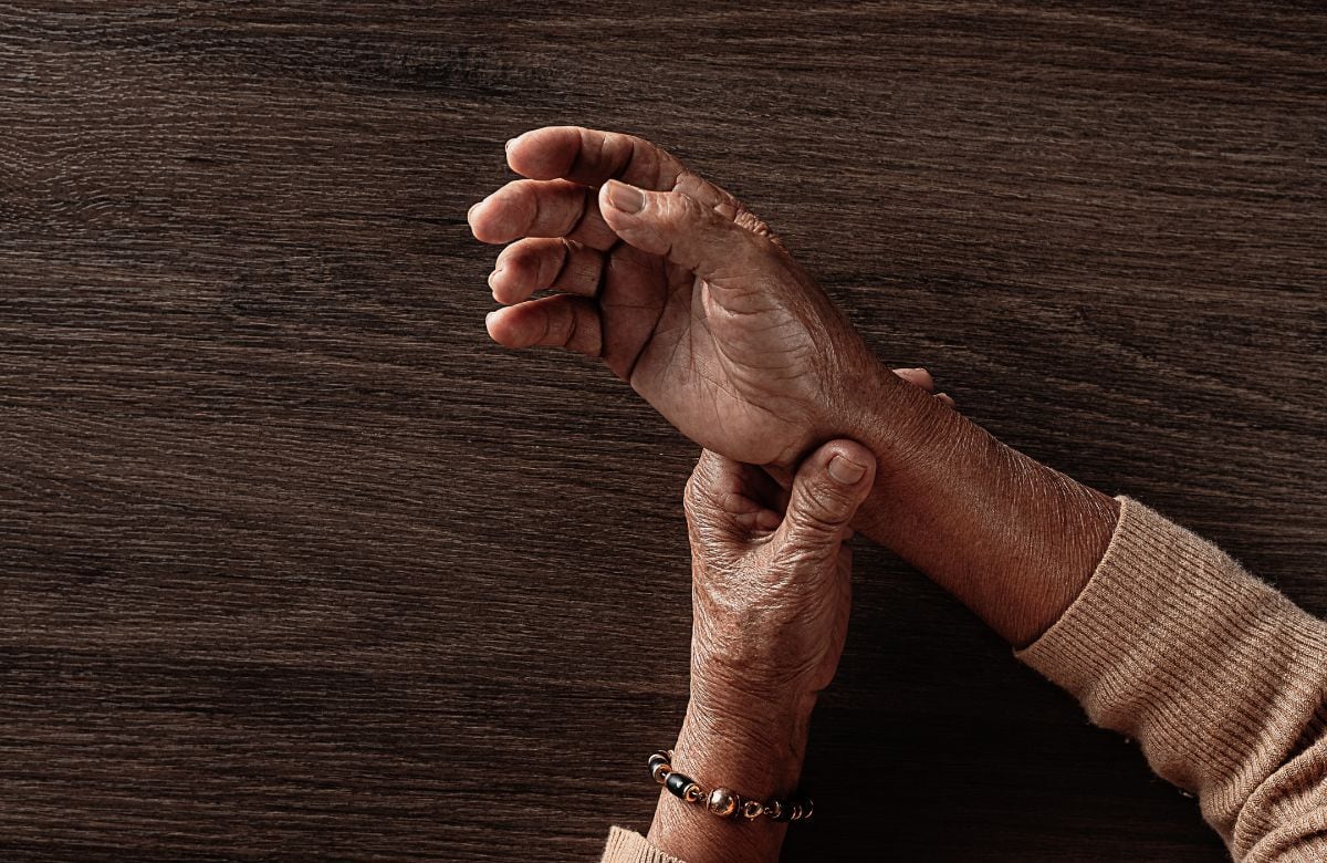 Especialista explica por qué el Parkinson se manifiesta distinto entre hombres y mujeres | Foto: Especial (canva)