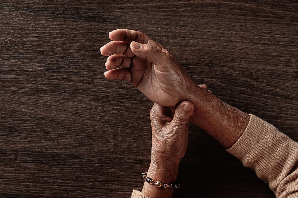 Especialista explica por qué el Parkinson se manifiesta distinto entre hombres y mujeres: ellas reportan más episodios de dolor y caídas, mientras ellos presentan más cambios de memoria y conductas impulsivas