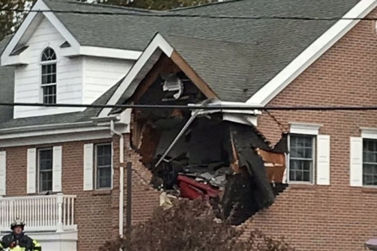 Porsche “sale volando” y se estrella contra segundo piso de edificio; dos personas mueren