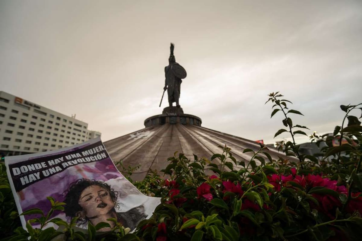 Monumentos, estaciones del SITT y áreas del Palacio Municipal presentaron grafitis y pancartas después de las manifestaciones. Foto. Lorena Salinas