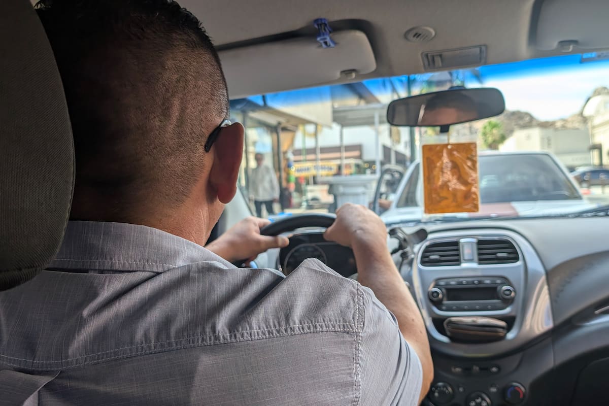 Conducir con ambas manos en el volante es obligatorio en Sonora, advierten autoridades