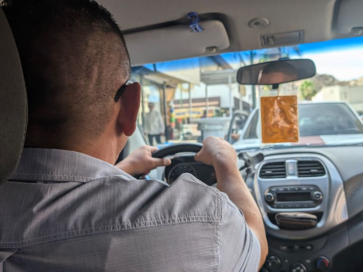 Conducir con ambas manos en el volante es obligatorio en Sonora, advierten autoridades