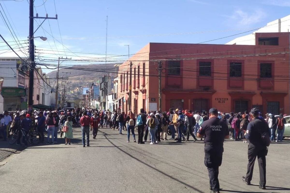 SNTE realiza bloqueos en Oaxaca para exigir mesa de negociaciones con AMLO