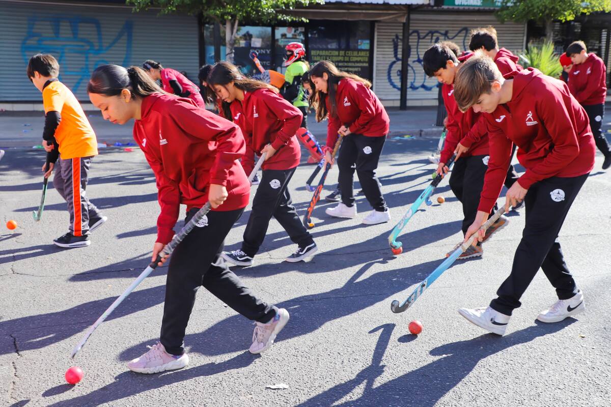 Desfilan deportistas sonorenses por aniversario de la Revolución Mexicana