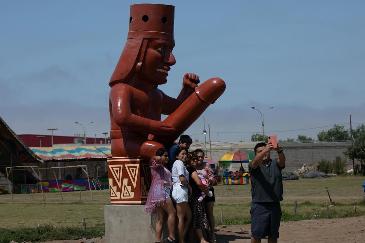 Polémica estatua es la nueva atracción turística de un pueblo peruano