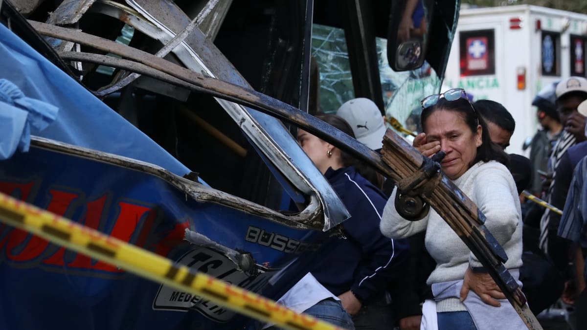 Un artefacto explosivo detonó al paso de un autobús en la vía Panamericana de Cajibío, Cauca, y dejó 13 muertos y 38 heridos. /AP