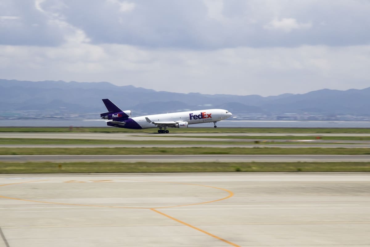 Arriba a Toluca tercer avión con cargamento de ventiladores por Covid-19
