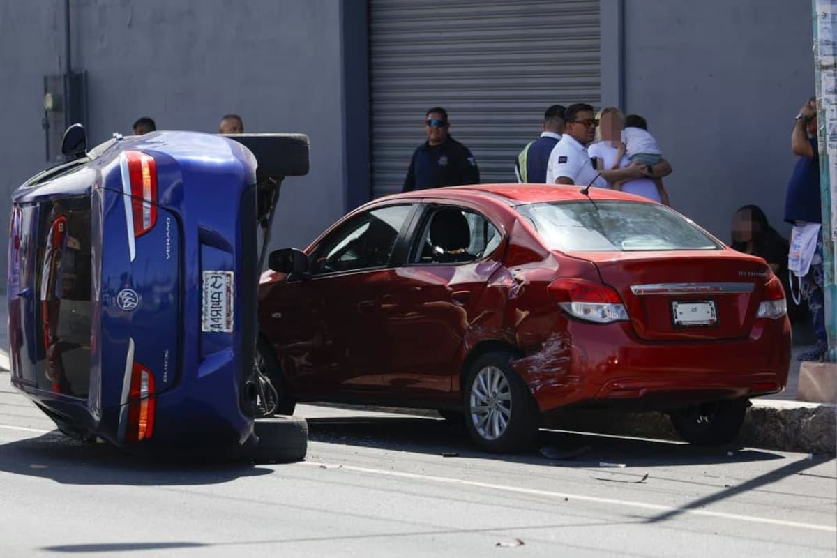 Mujer pierde el control del vehículo y termina volcada junto a su hijo.