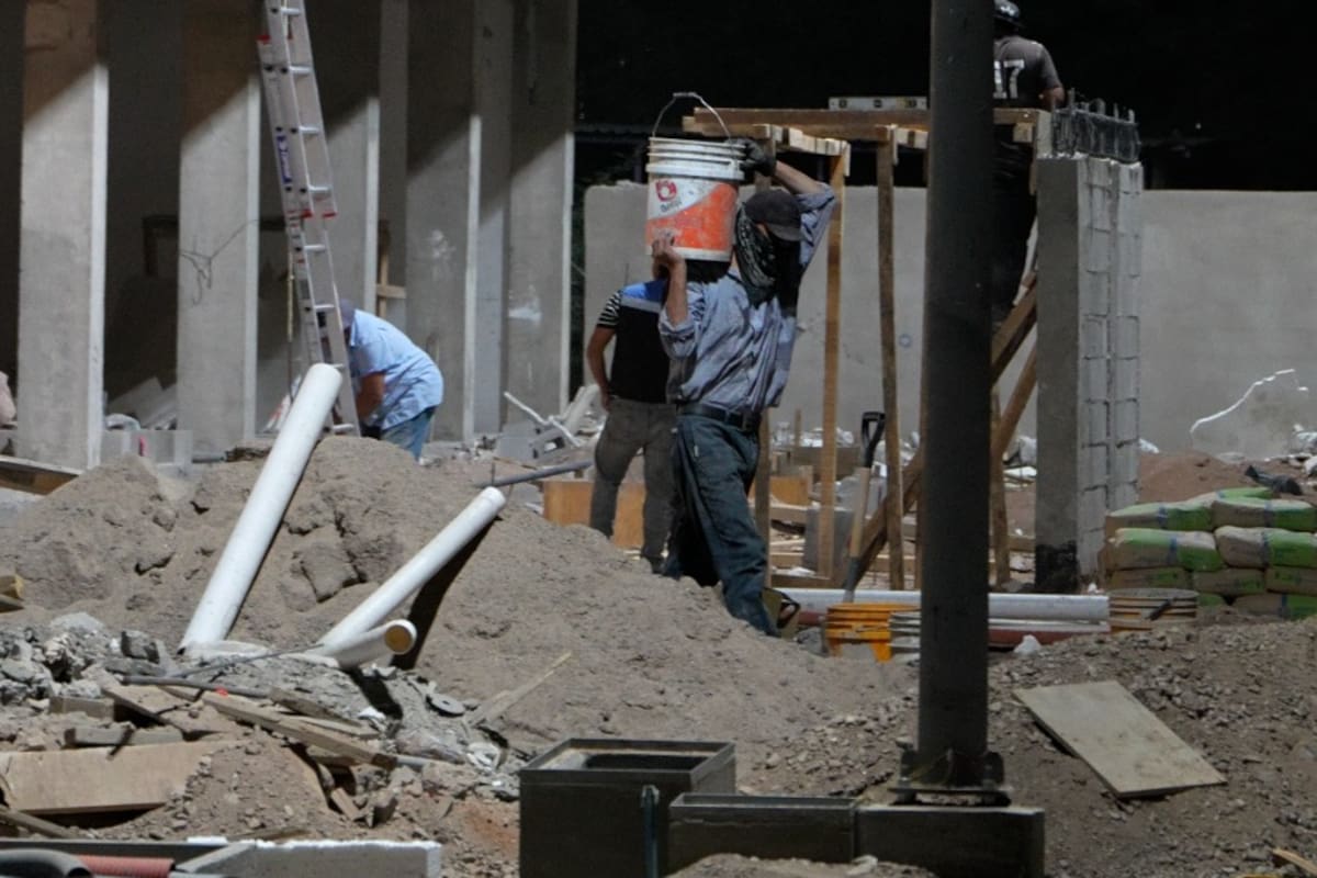 El reto de construir bajo más de 40 grados: empresas priorizan la vida de trabajadores en una de las ciudades más calientes del país