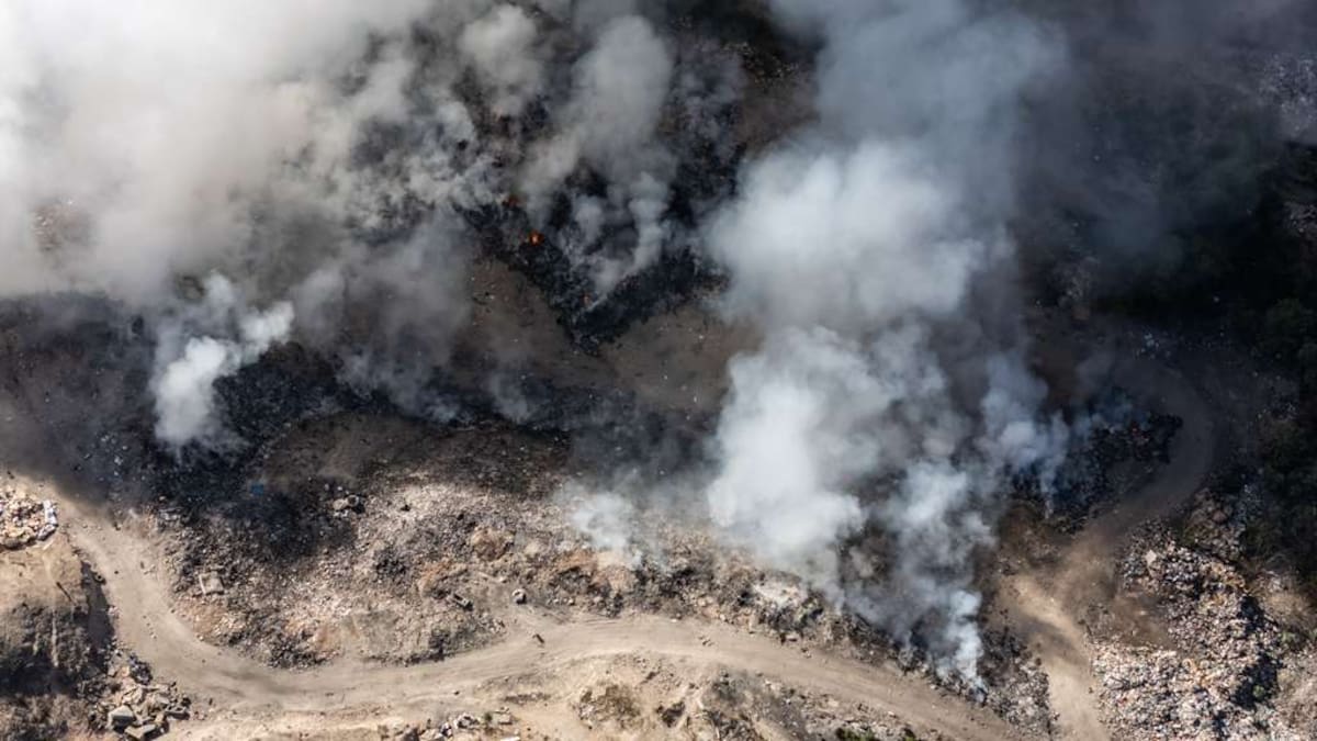 Un basurero clandestino de Salvatierra volvió a incendiarse durante la madrugada. Foto: Border Zoom