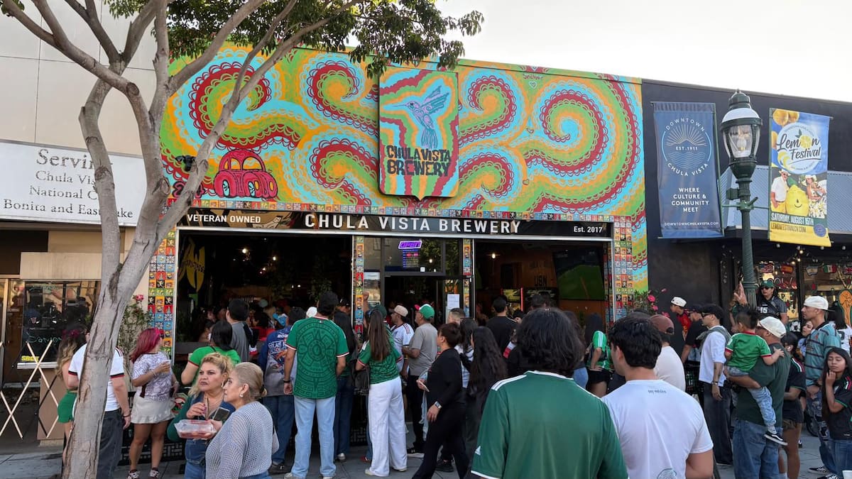 El grupo sinaloense ofreció un concierto de dos horas durante el “Puro Soccer Fest”, evento comunitario que reunió a miles de aficionados en la Tercera Avenida de Chula Vista. Foto: Border Zoom