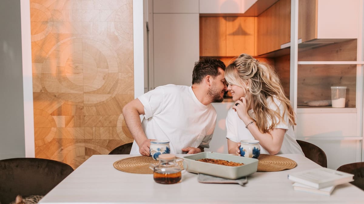 Cuando el control se disfraza de cuidado: por qué vigilar a la pareja debilita la confianza | Foto: Especial (canva)