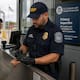 ¿Te pueden revisar el celular al entrar a Estados Unidos? La CBP explica en qué casos ocurre, qué información puede consultar y qué pasa si te niegas
