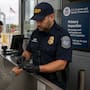 ¿Te pueden revisar el celular al entrar a Estados Unidos? La CBP explica en qué casos ocurre, qué información puede consultar y qué pasa si te niegas