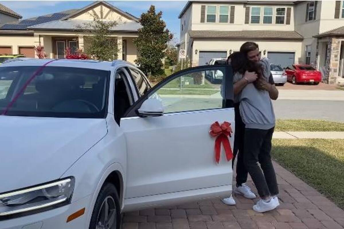 Joven es sorprendida por sus padres al regalarle un carro del año y esta fue su reacción