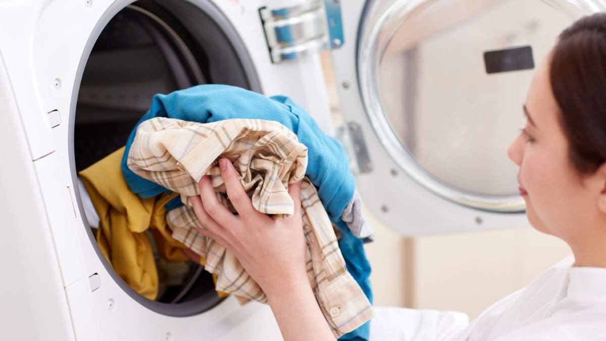 Especialistas advierten que lavar la ropa al derecho daña telas y decolora prendas, por lo que aconsejan lavarlas al revés para reducir fricción y conservar su apariencia por más tiempo