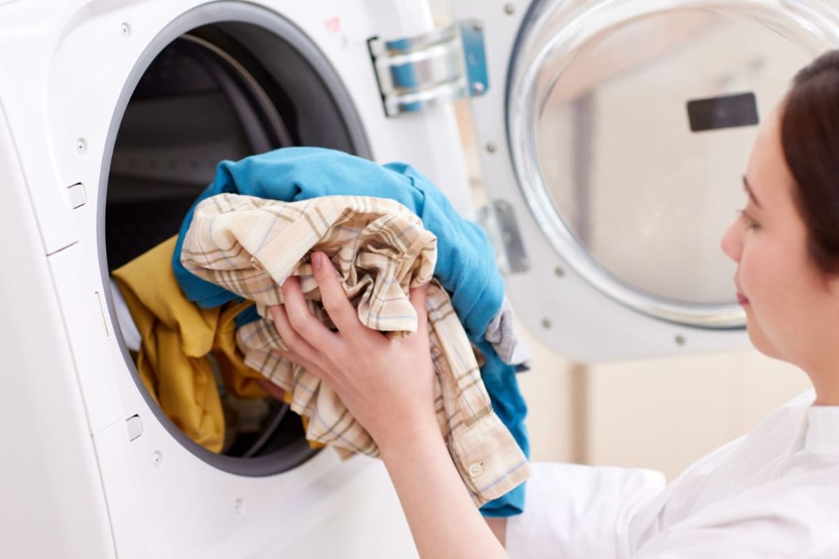 Especialistas advierten que lavar la ropa al derecho daña telas y decolora prendas, por lo que aconsejan lavarlas al revés para reducir fricción y conservar su apariencia por más tiempo