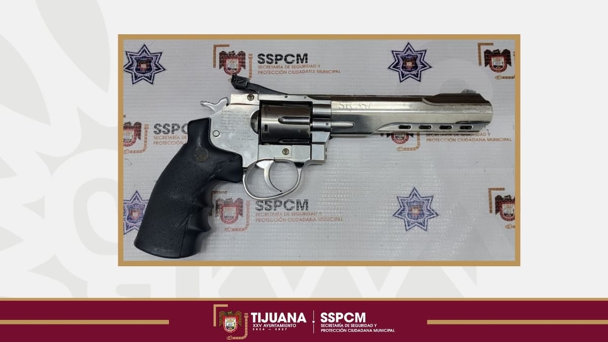 El sujeto fue detenido tras ser señalado por agredir a un menor; portaba un arma tipo revólver sin cartuchos. Foto: Cortesía