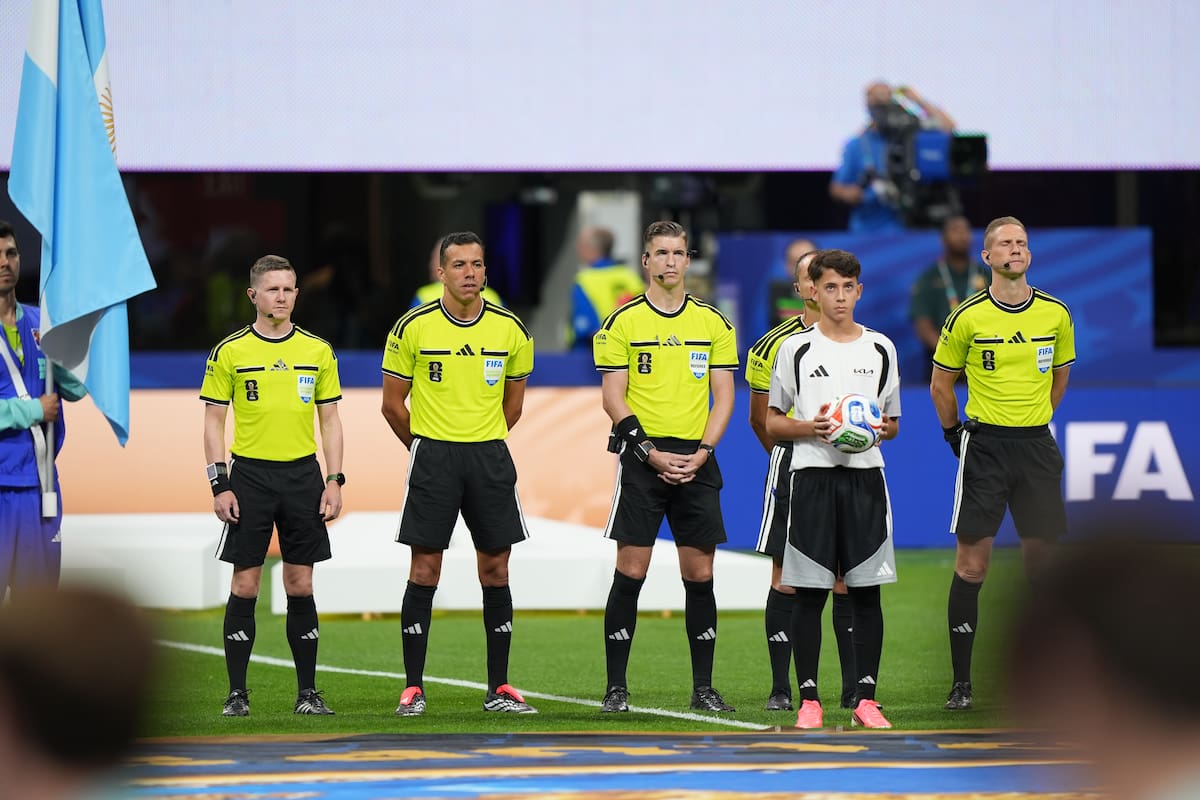 El equipo arbitral con François Letexier (c), durante el partido de octavos de final del Mundial 2026 entre Argentina y Egipto, este martes en el Atlanta Stadium.-EFE/ Alberto Boal