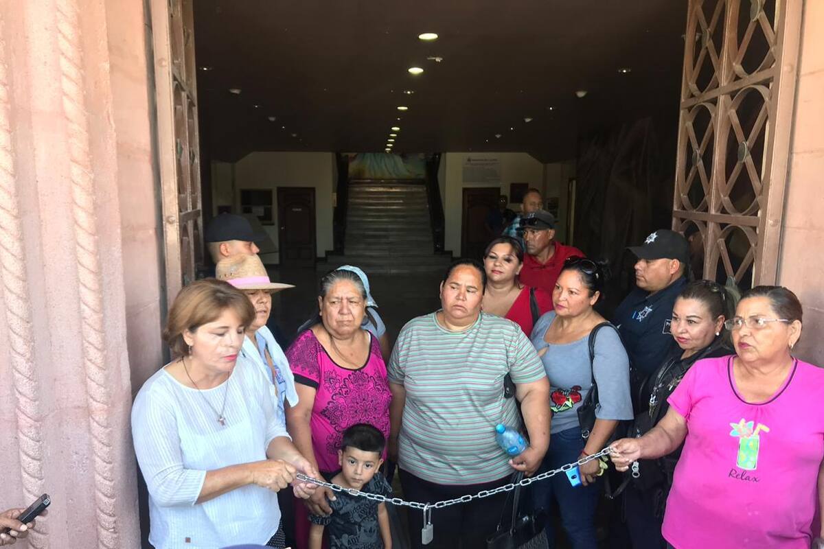 Cierran ciudadanos Palacio de Cajeme