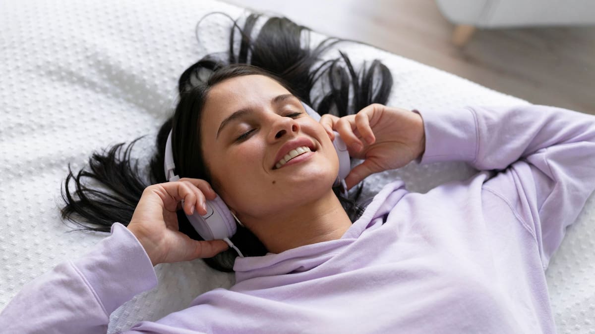 Reproducir tu música favorita en bucle no es falta de variedad, sino un hábito saludable usado por el cerebro como herramienta de autorregulación para encontrar seguridad y reducir la incertidumbre en momentos de estrés